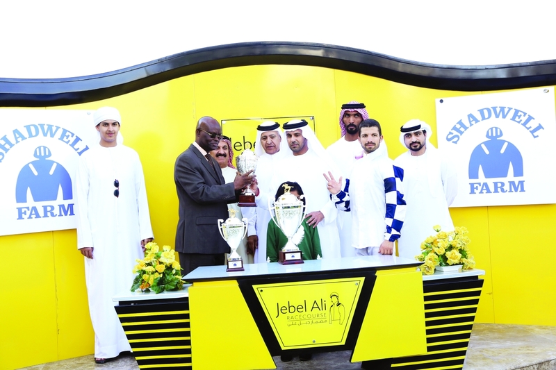 "ميرزا الصايغ وعيسى موسى وعبد الرحمن رفيع خلال تتويج أبطال الشوط الرئيسي | البيان"