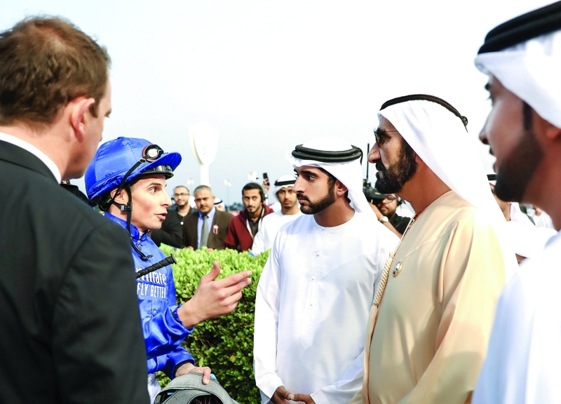"محمد بن راشد وحمدان بن محمد في حديث مع الفارس بيوك بحضور سلطان السبوسي والمدرب ابليبي | تصوير: خليفة اليوسف"