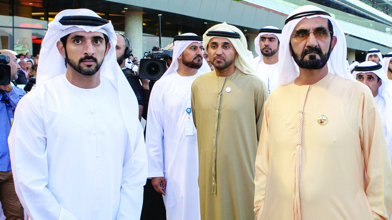 "محمد بن راشد خلال متابعة السباق بحضور حمدان بن محمد وسعيد بن مكتوم وخليفة سليمان وسعيد الطاير | البيان"
