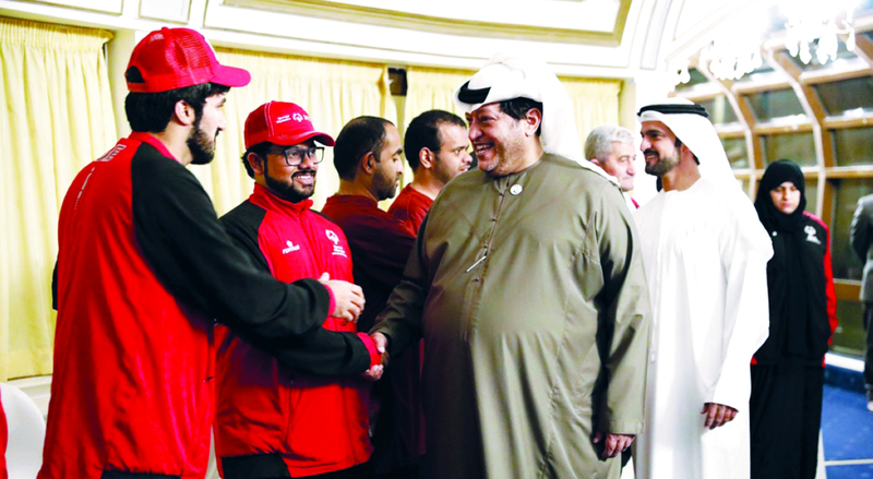 "سعيد بن طحنون يصافح أحد لاعبي المنتخب | البيان"