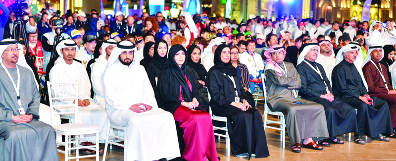 "Ⅶ أحمد بن محمد متابعاً حفل الختام بحضور لطيفة بنت محمد وداوود الهاجري وسامي القمزي وسعيد الطاير واحمد محبوب وسعيد حارب وعائشة ميران | تصوير - محمد هشام"