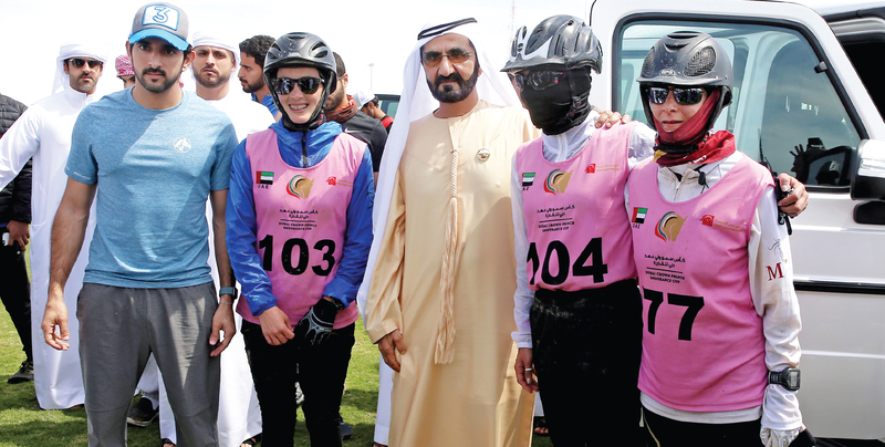 "محمد بن راشد وحمدان بن محمد مع بطلات السباق | تصوير: غلام كاركر"