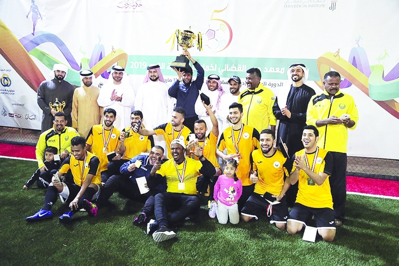 "■ الفريق البطل يرفع كأس البطولة مع المسؤولين | من المصدر"
