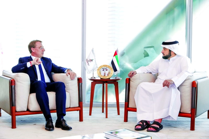 "■ أحمد بن محمد يتباحث مع السفير الفرنسي بشأن أولمبياد 2024 | تصوير : خليفة اليوسف"