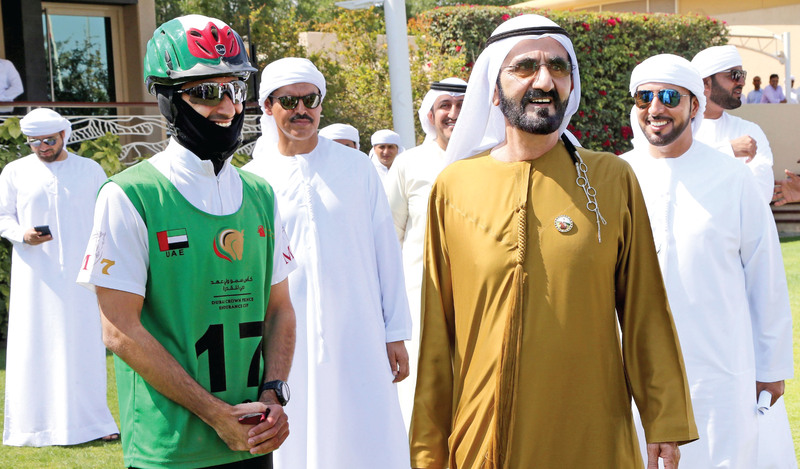 "Ⅶ محمد بن راشد خلال متابعته السباق بحضور راشد بن دلموك وفيصل القاسمي وسلطان السبوسي | تصوير يونس يونس"