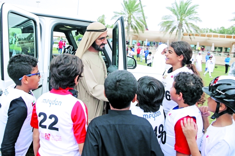 "محمد بن راشد في لقطة أبوية مع فرسان المستقبل | تصوير : غلام كاركر"