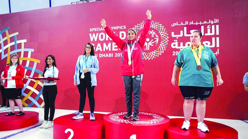 "Ⅶ يوليانا مورا تحتفل بالميدالية الذهبية | البيان"