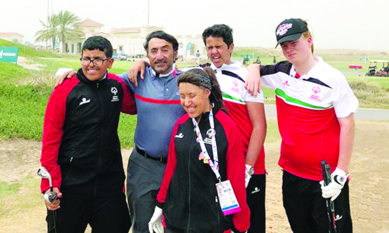 "البطل مع زملائه لاعبي المنتخب | البيان"