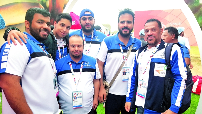 "لاعبو منتخب الكويت لكرة اليد مع المدرب | البيان"