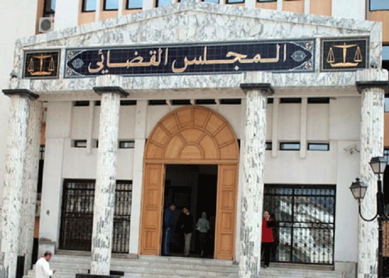 يشقّ رأس صديقه بفأس لرفضه البحث له عن زوجة ثانية