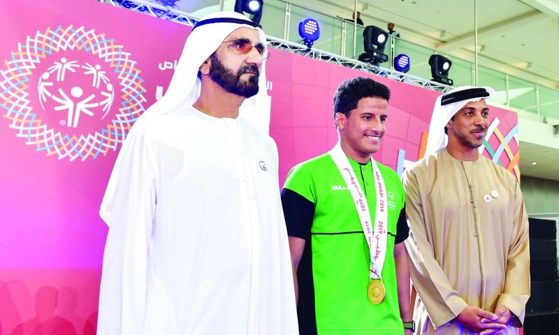 "محمد بن راشد يكرم الفائز السعودي بحضور منصور بن زايد | البيان"