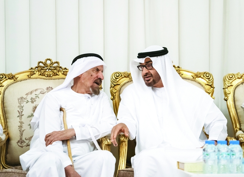 "محمد بن زايد مقدماً واجب العزاء إلى أحمد السويدي | تصوير: محمد الحمادي"