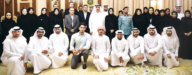 "سعود بن راشد المعلا يتوسط المكرمين | وام"