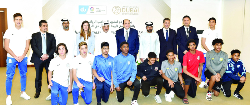 "سعيد حارب يتوسط اللاعبين المدرجين في البرنامج | البيان"