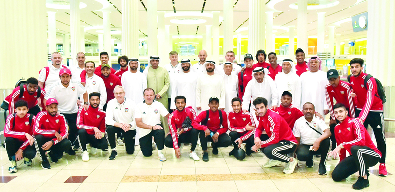 "مروان بن غليطة وأعضاء اتحاد الكرة خلال استقبال بعثة المنتخب الأولمبي | البيان"
