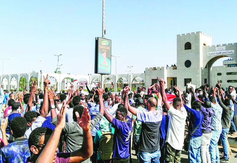 مليونية سودانية تصل إلى مقر قيادة الجيش