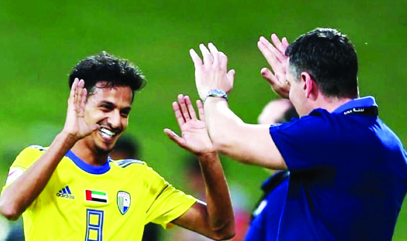 "المنصوري يحتفل بهدفه مع مدربه رازوفيتش | البيان"