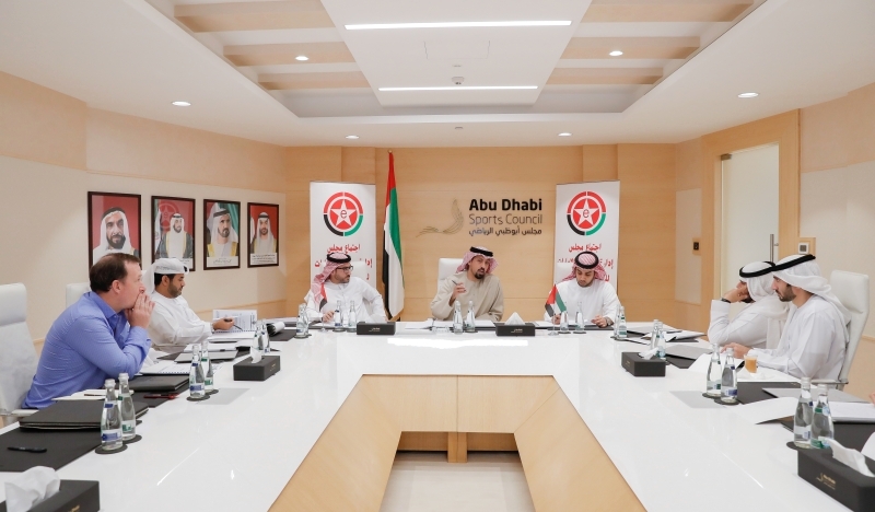 "سلطان بن خليفة بن شخبوط خلال ترؤسه اجتماع جمعية الإمارات للرياضات الإلكترونية | تصوير: أحمد بدوان"