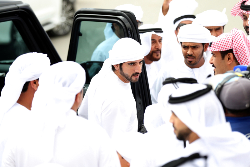 "حمدان بن محمد خلال حضوره سباقات الهجن بالمرموم | تصوير سالم خميس"