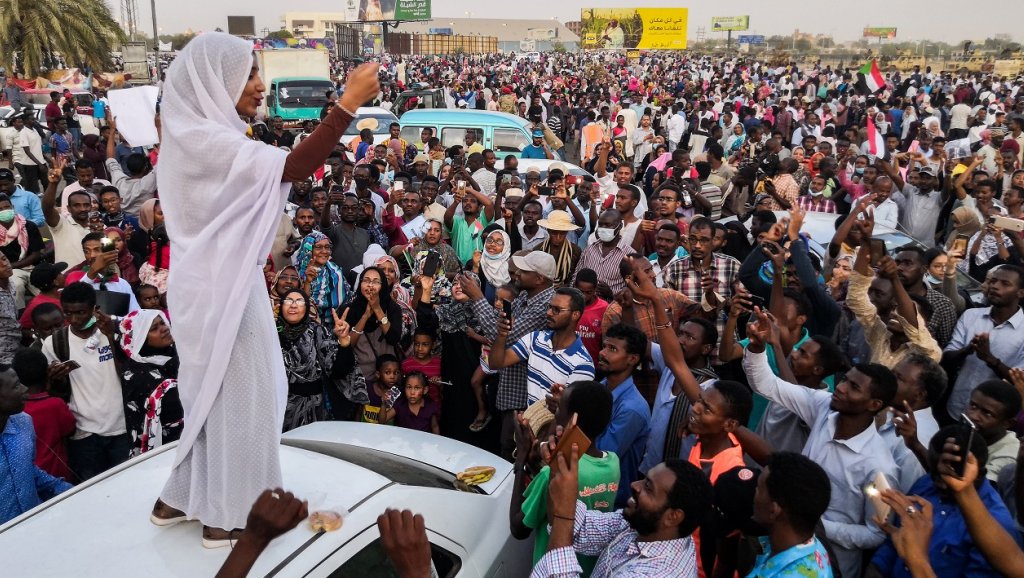 "حبوبتي كنداكة".. أيقونة احتجاجات السودان