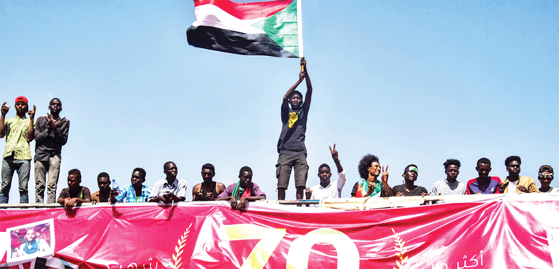 البرهان: حكومة مدنية في السودان
