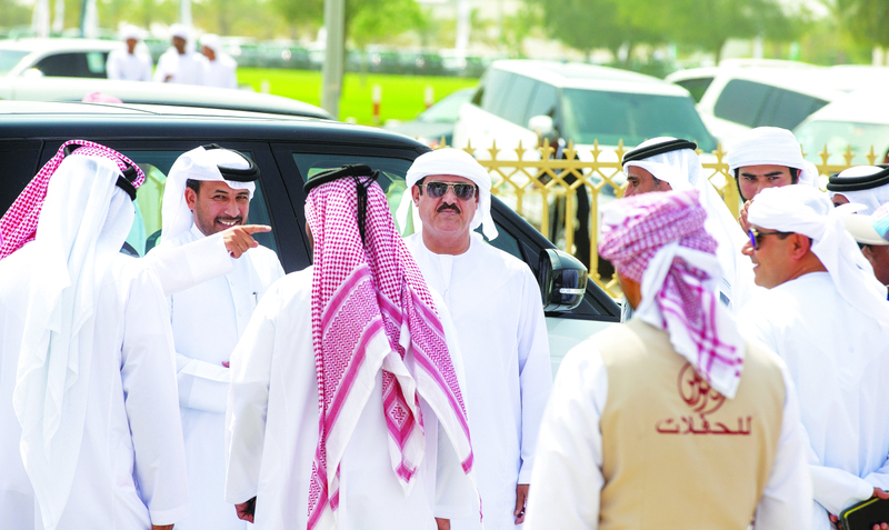 "سلطان بن حمدان خلال متابعته السباق | تصوير - عيسى البلوشي"