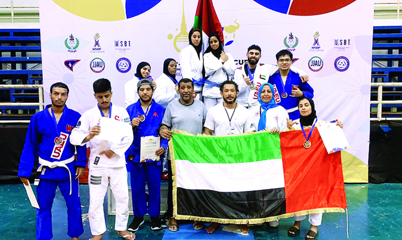 "الأبطال يحملون علم الإمارات خلال التتويج | البيان"