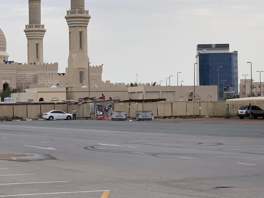 ضبط سائق حديث الرخصة ألحق أضراراً على الطريق العام برأس الخيمة
