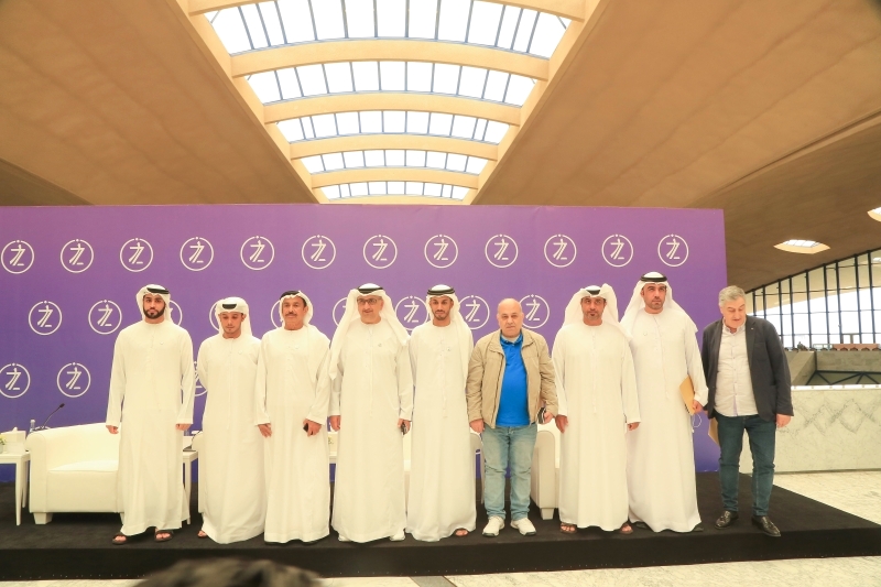 "هلال الكعبي يتوسط عارف العواني ومحمد بن هزام ومحمد البادع واللجنة المنظمة | تصوير: سيف الكعبي"