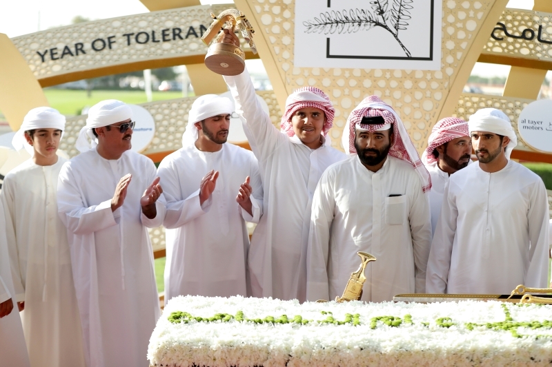 "حمدان بن محمد يتوج الفائزين بحضور مكتوم بن حمدان بن راشد ومحمد بن راشد بن محمد وسلطان بن حمدان | تصوير: سالم خميس"