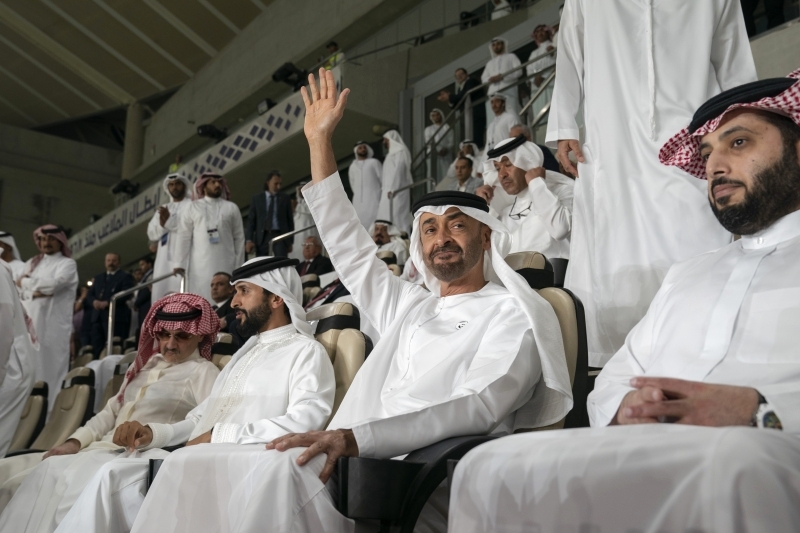 "محمد بن زايد يحيي الجماهير بحضور ناصر بن حمد والوليد بن طلال وتركي آل الشيخ | تصوير: محمد الحمادي"