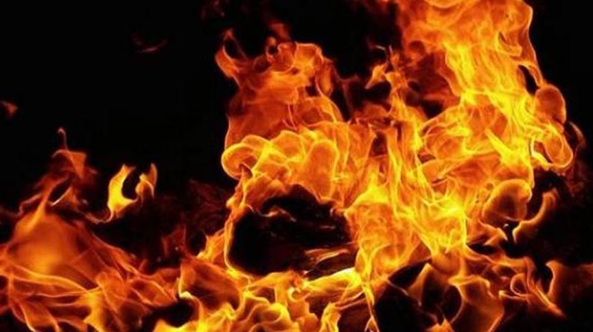 امرأة تحرق زوجها حيا بسبب لون بشرته!