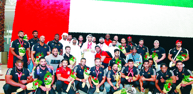 "عبد الله الشرقي وأسرة الاتحاد خلال استقبال المنتخب | البيان"