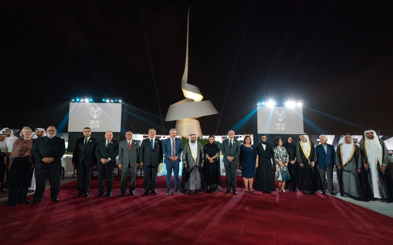 "سلطان القاسمي خلال تدشين النصب التذكاري بحضور بدور القاسمي ونورة الكعبي وزكي نسيبة وسارة الأميري | من المصدر"