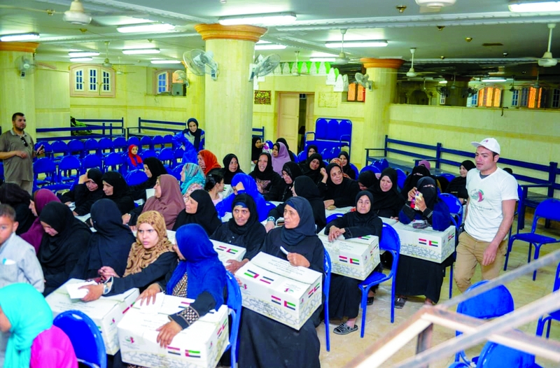 «خليفة الإنسانية» توزع 40 ألف سلة غذائية في القرى المصرية