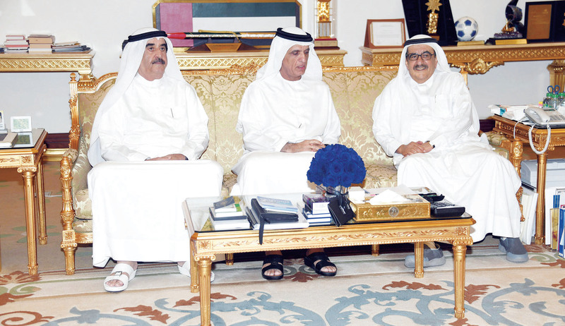 "سعود المعلا وسعود بن صقر وحمدان بن راشد خلال اللقاء"