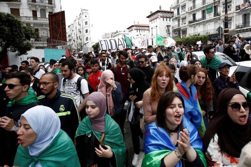 الأوضاع في الجزائر تتجه إلى التهدئة والتوافق