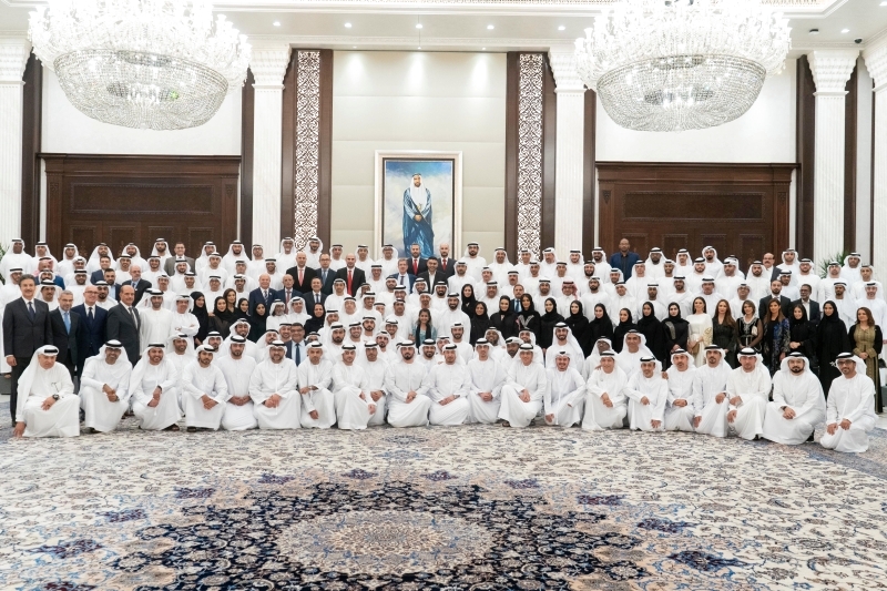 "Ⅶ محمد بن زايد في صورة جماعية خلال استقبال الإعلاميين بحضور سلطان الجابر | تصوير: محمد الحمادي وعيسى الحمادي وراشد المنصوري"