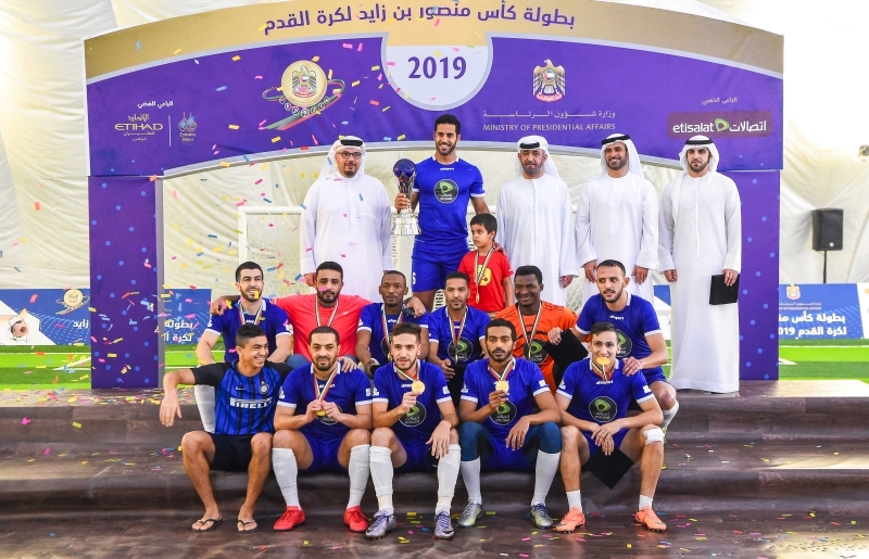 "أحمد الحميري وعبدالله الجنيبي والحضور مع الفريق البطل | من المصدر"