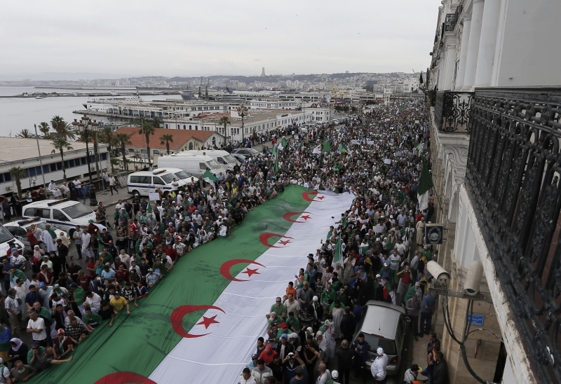 الانتخابات الرئاسية الجزائرية في رواق التأجيل