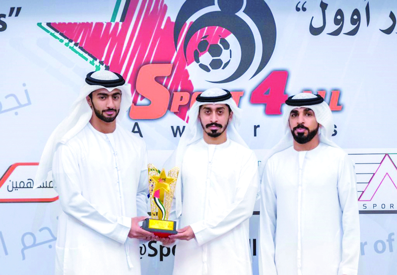 "راشد بن عمار خلال تتويج خلفان مبارك | البيان"