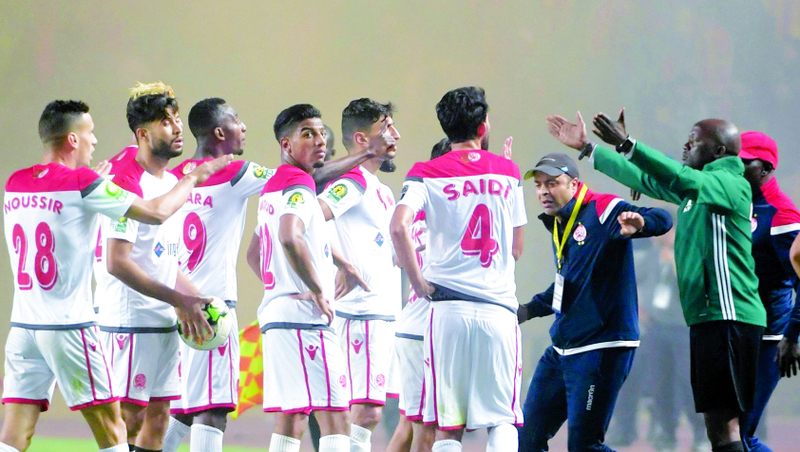 "لاعبو الوداد المغربي يحتجون على تعطل تقنية «فار» | أ ف ب"