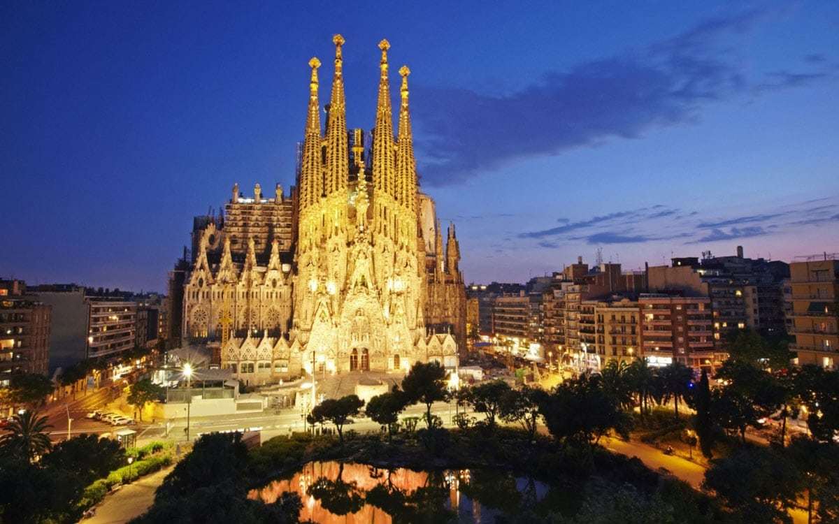 برشلونة تستكمل بناء أبرز معالمها السياحية بعد 137 عاماً من التوقف