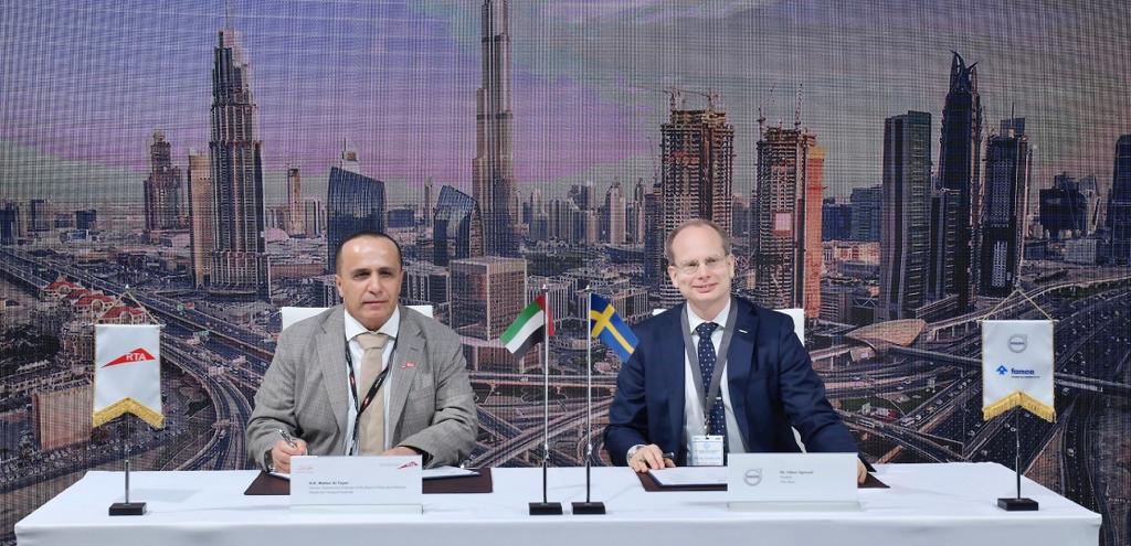 "الطاير وهاكان خلال توقيع عقد شراء الحافلات الجديدة"