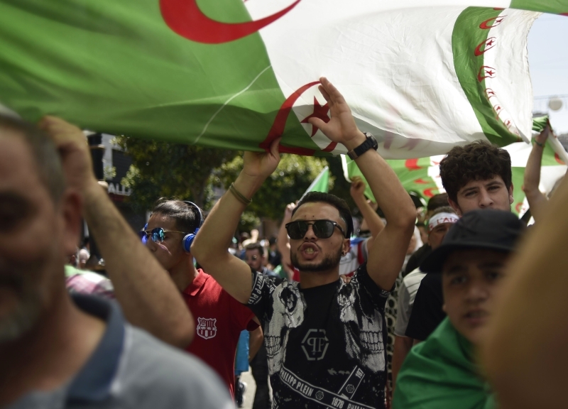تظاهرات الجمعة الـ 17 في الجزائر: لا لرموز بوتفليقة