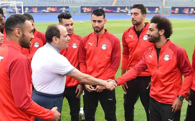 "■ عبد الفتاح السيسي يصافح محمد صلاح خلال زيارته معسكر المنتخب المصري | أ ف ب"