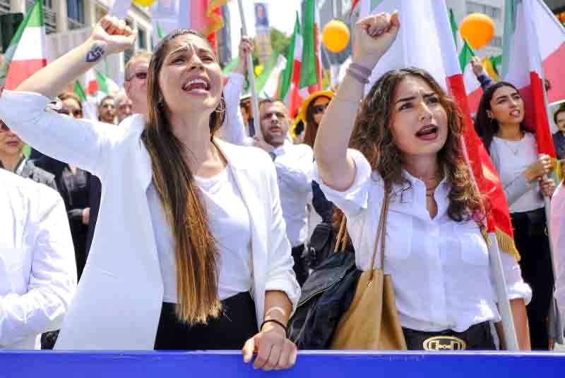 تظاهرات في إيران ضد الغلاء والشرطة تهاجم المحتجين