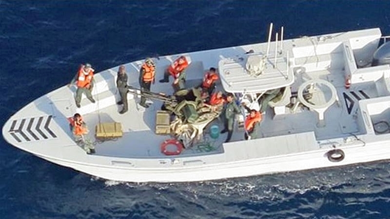 "A handout photo made available by the US Department of Defense (DoD) on June 17, 2019, shows an Iranian patrol boat armed with a Russian-made ZU-23-2, a twin-barreled anti-aircraft cannon, after reportedly removing an «unexploded limpet mine» from one of the two tankers in the Gulf. - The United States has blamed Iran for last week's attacks on two tankers in the Gulf of Oman, a charge Tehran denies as «baseless.» (Photo by - / US NAVY / AFP) / RESTRICTED TO EDITORIAL USE - MANDATORY CREDIT «AFP PHOTO / US Department of Defense» - NO MARKETING - NO ADVERTISING CAMPAIGNS - DISTRIBUTED AS A SERVICE TO CLIENTS"