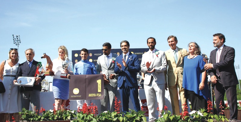 "فيصل الرحماني وعبد الله الشامسي يتوسطان الحضور خلال التتويج | البيان"