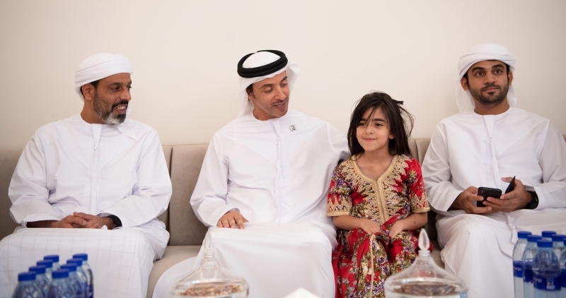"هزاع بن زايد مواسياً أسرة الفقيدة | تصوير: سعيد النيادي"